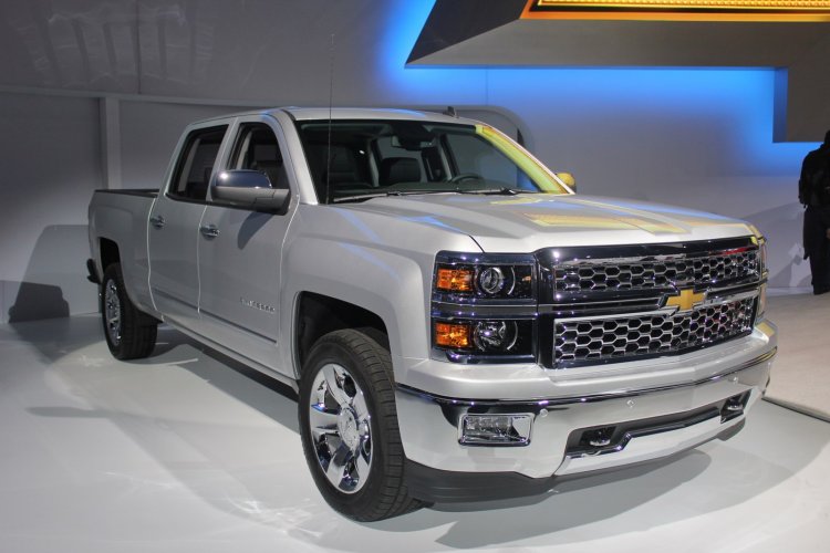 2015 Chevrolet Silverado front three quarters