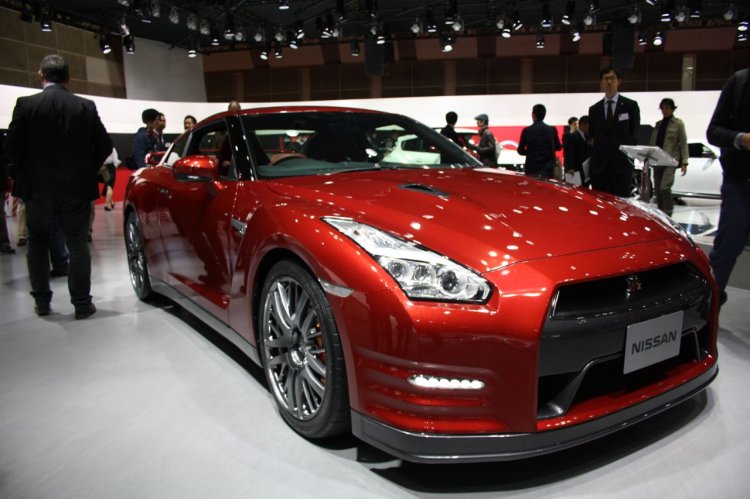 2015 Nissan GT-R front quarters