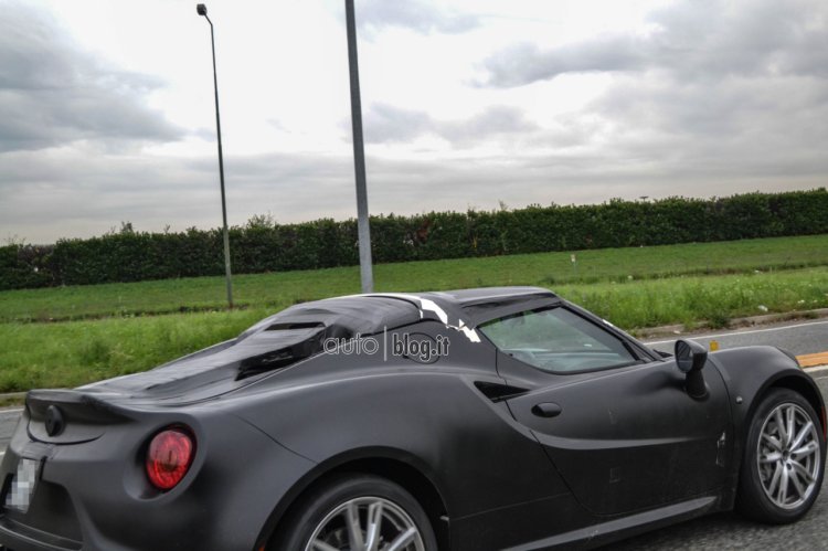 Alfa Romeo 4C convertible side view