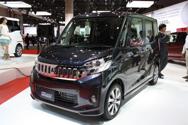 Mitsubishi eK Space Custom front three quarters