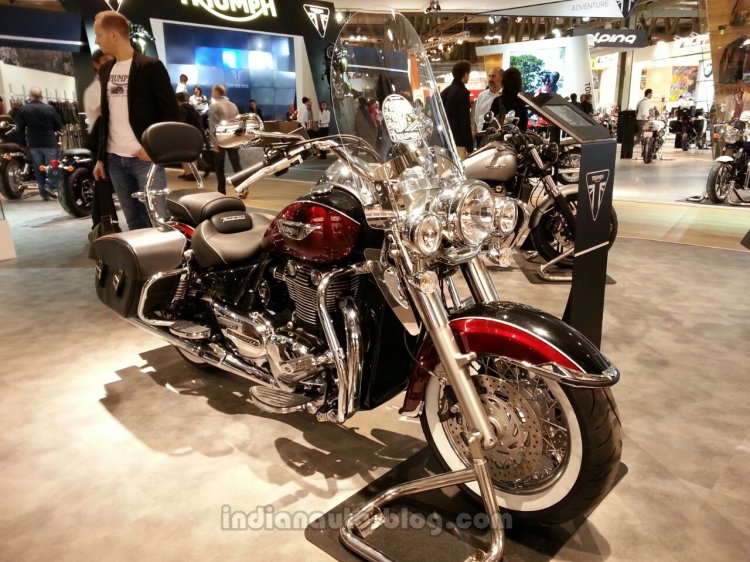 Triumph Thunderbird LT front three quarters