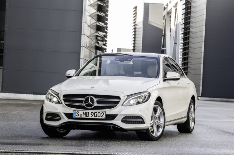 2015 Mercedes C-Class C 250 BlueTEC Avant Garde front three quarter view