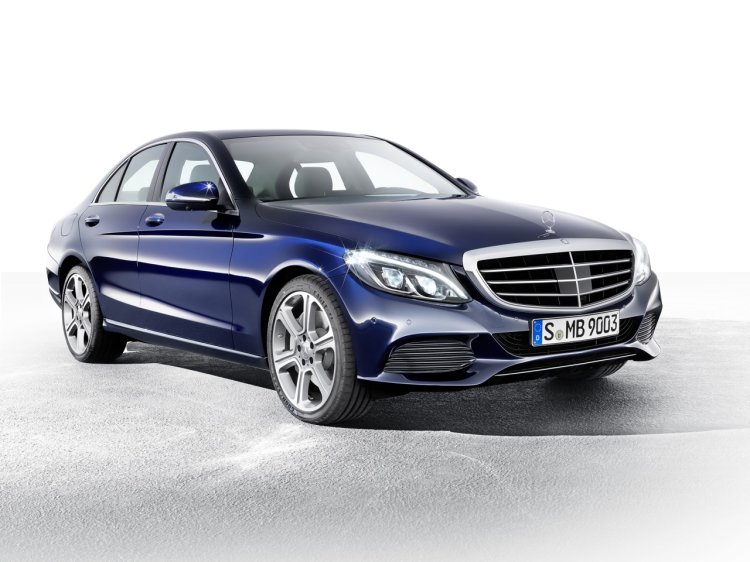 2015 Mercedes C-Class C 300 BlueTEC hybrid front three quarters