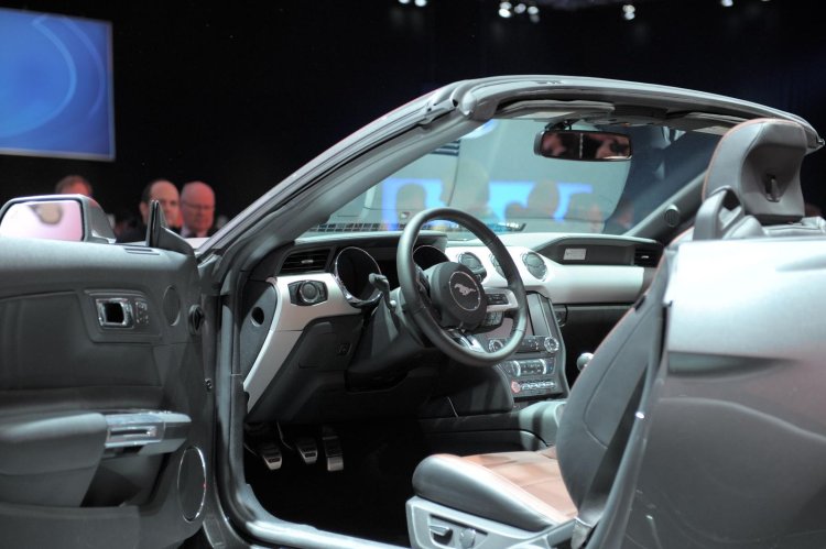 2015 Mustang Convertible live steering wheel