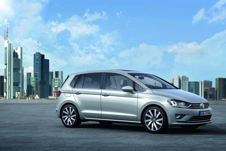 VW Golf Sportsvan front press image