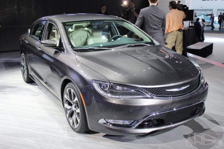 2015 Chrysler 200 front three quarters at NAIAS 2014