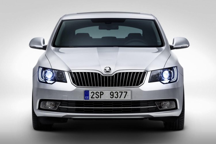 Skoda Superb facelift front fascia press image