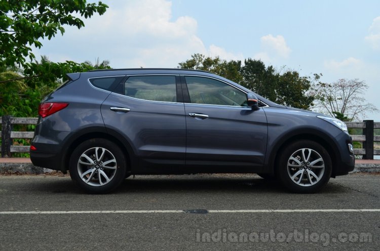 2013 Hyundai Santa Fe Review side static