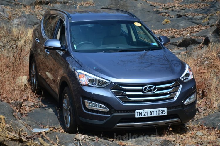 2013 Hyundai Santa Fe Review static front