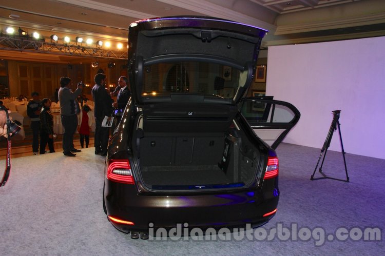 2014 Skoda Superb facelift launch images hatch opening