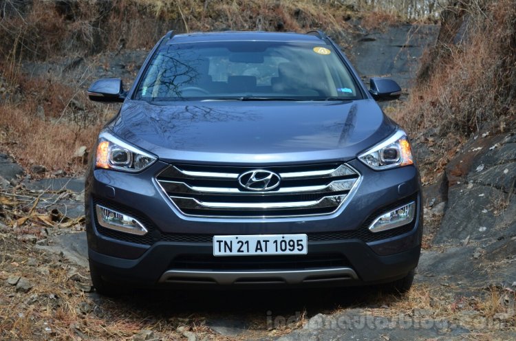 Front of 2013 Hyundai Santa Fe Review