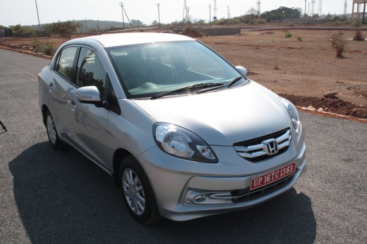 Honda Amaze front three quarters image
