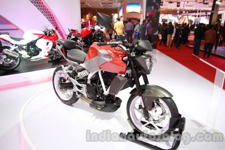 Hyosung GD 250N front three quarter view at Auto Expo 2014