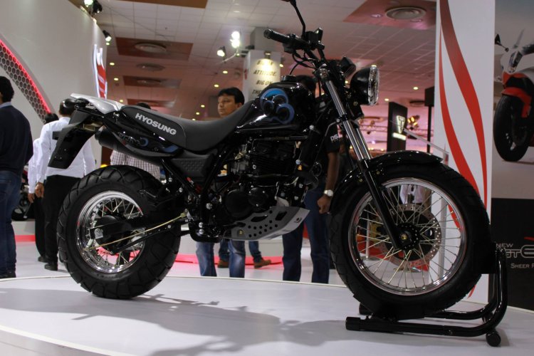 Hyosung RT125 D front three quarters at Auto Expo 2014