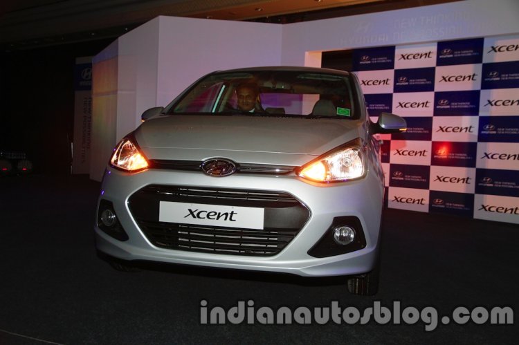 Hyundai Xcent front three quarters 2 exterior