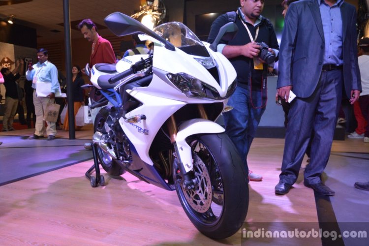 Triumph Daytona 575 front three quarter live