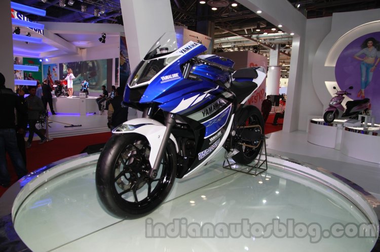 Yamaha R25 Auto Expo front three quarter