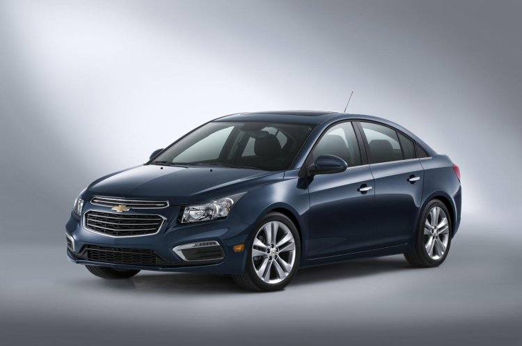 2015 Chevrolet Cruze facelift front three quarters right press shot