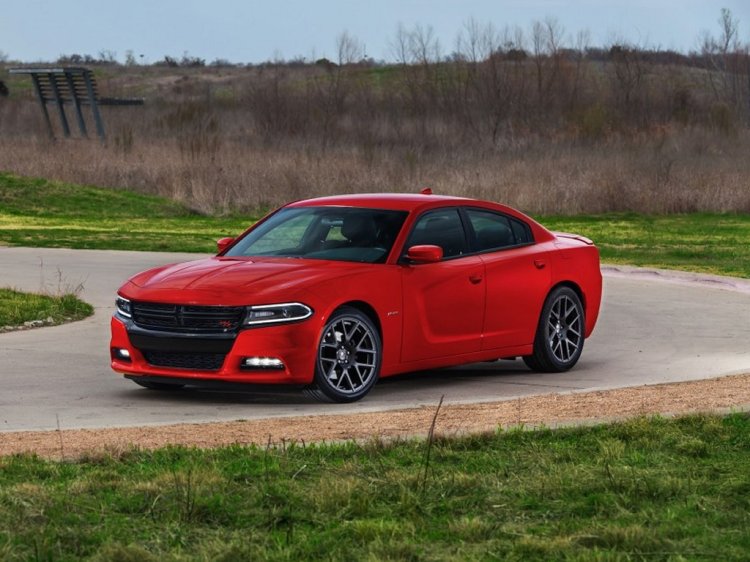 2015 Dodge Charger front three quarter left press shot