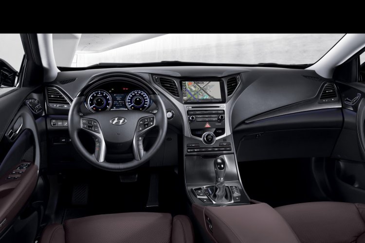 2014 Hyundai Grandeur dashboard at Busan Motor Show 2014