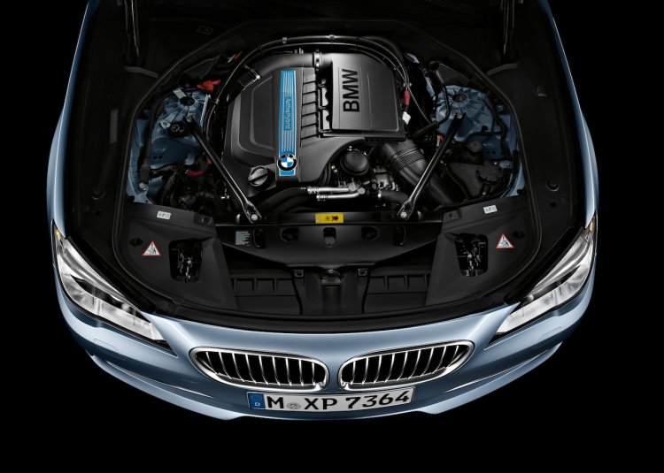 BMW 7 Series ActiveHybrid press shot engine