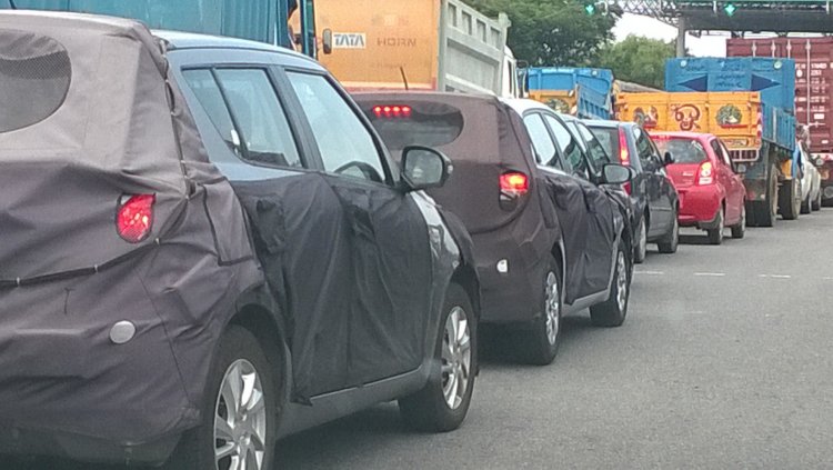 Hyundai i20 testing with Maruti Swift spyshot