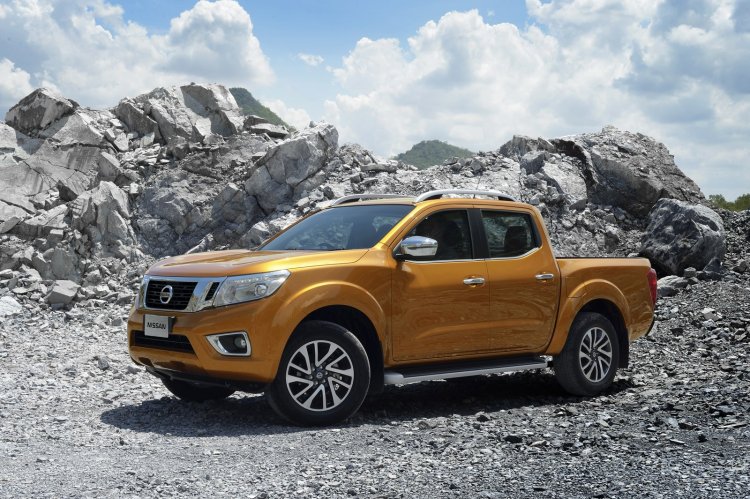 2015 Nissan Navara front three quarter offical image