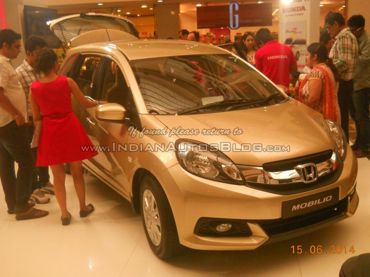 Honda Mobilio front three quarters left mall display