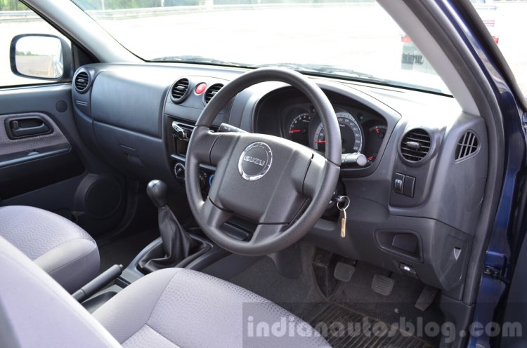 Isuzu D-Max Spacecab Arched Deck Review cabin