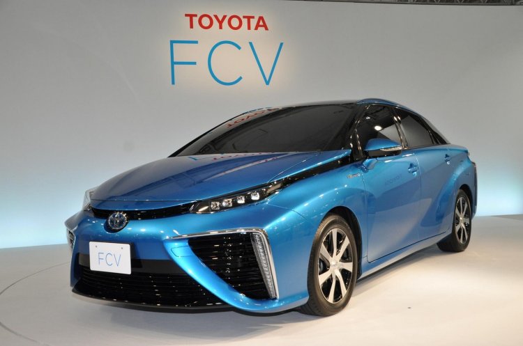Toyota FCV sedan official image front three quarter