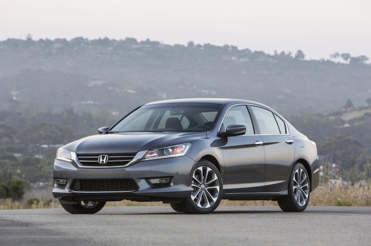 2013 Honda Accord front three quarters press image