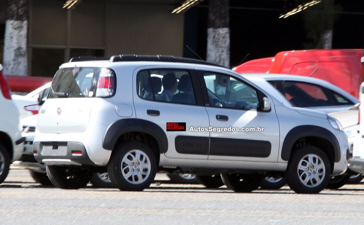 2015 Fiat Uno Adventure facelift spied in Brazil rear three quarter