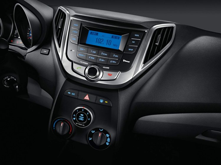2015 Hyundai HB20X press shot music system