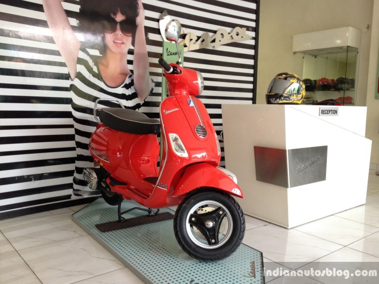Vespa Esclusivo limited edition red front three quarters