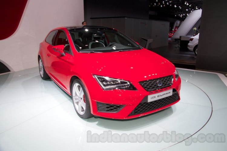 2014 Seat Leon Cupra front three quarter right at the Moscow Motor Show 2014