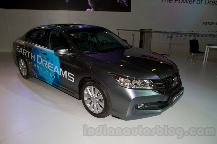 2015 Honda Accord front right three quarter at the 2014 Moscow Motor Show