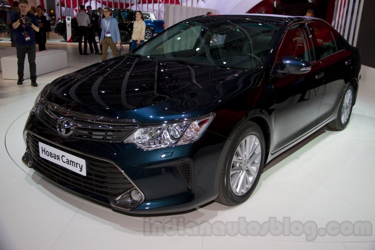 2015 Toyota Camry front three quarter at the 2014 Moscow Motor Show