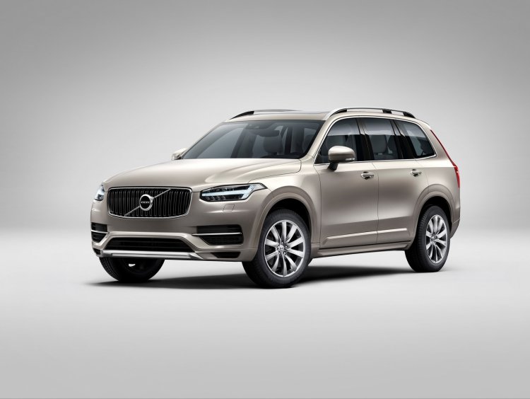 2015 Volvo XC90 front three quarter