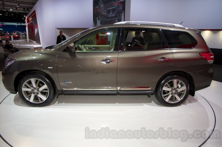 Nissan Pathfinder at the 2014 Moscow Motor Show side