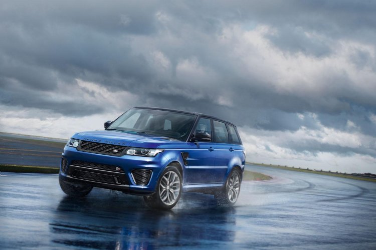 Range Rover Sport SVR press image on wet track front three quarter