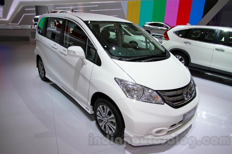2015 Honda Freed front three quarters at the Indonesia International Motor Show 2014