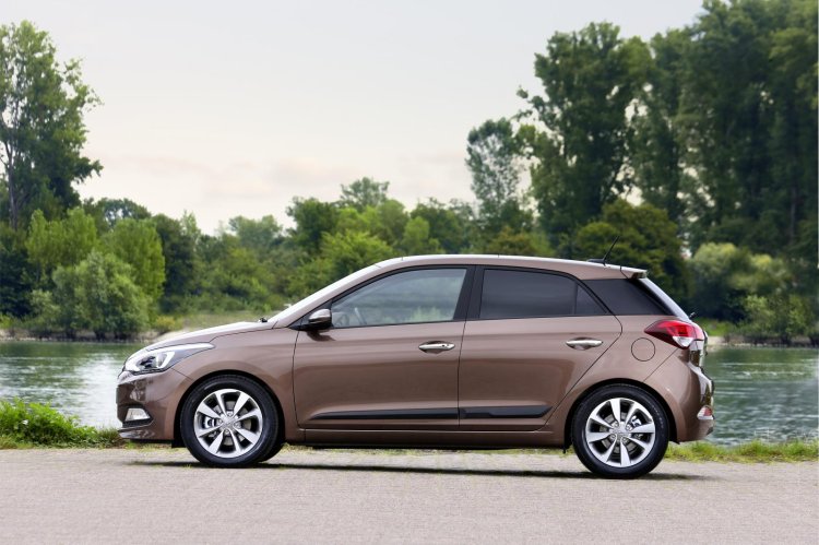 2015 Hyundai i20 Europe press shot side