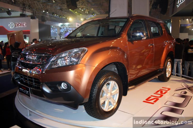 Isuzu MU-X front left three quarters at the CAMPI 2014