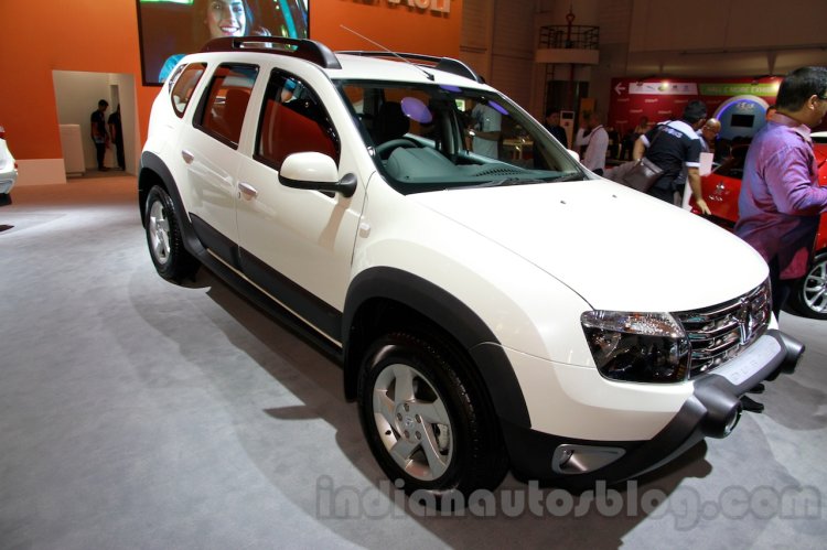Renault Duster AWD at the 2014 Indonesia International Motor Show front quarter