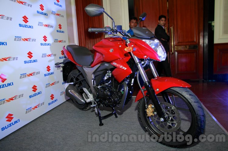 Suzuki Gixxer front three quarters left at the Indian launch