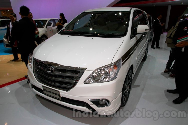 Toyota Innova special edition front three quarters at the 2014 Indonesia International Motor Show