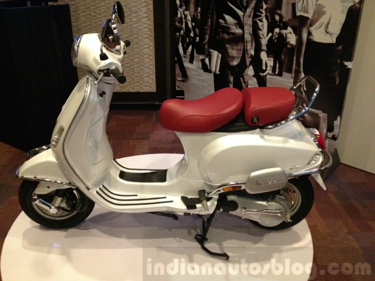 Vespa Elegante showcase side