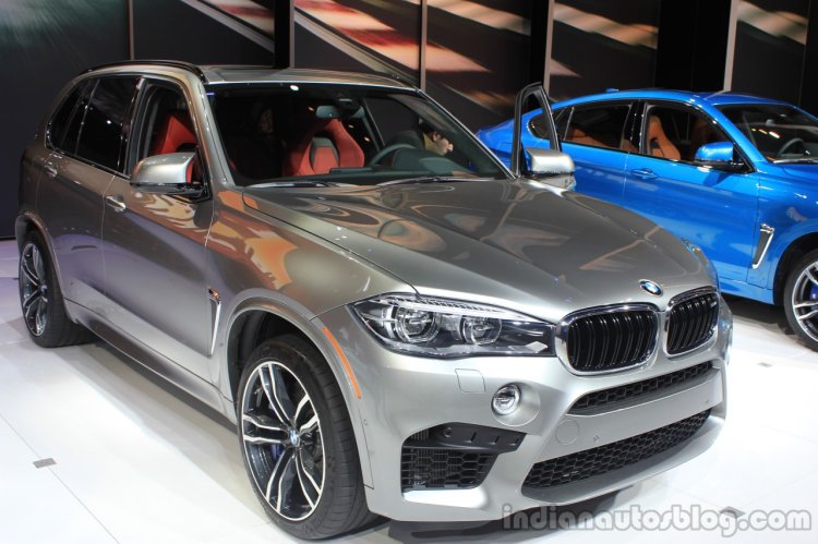 2015 BMW X5 M front three quarters at the 2014 Los Angeles Auto Show