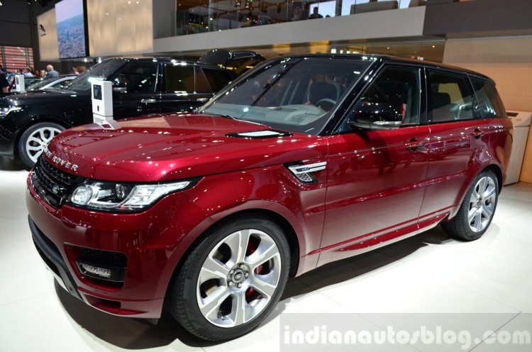 2015 Range Rover Sport front three quarter at the 2014 Paris Motor Show