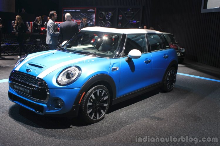 2015 Mini Cooper 5-door Hardtop front three quarters at the 2014 Los Angeles Auto Show